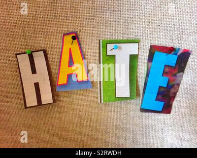 Das Wort Hass auf ein Bulletin Board mit Stiften in lösegeldforderung Stil Typografie, USA Stockfoto