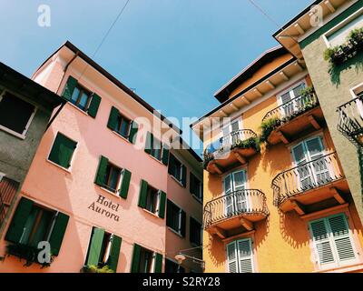 Schönen pastellfarbenen Gebäuden in Limone, Italien Stockfoto