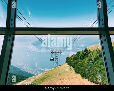 Die sky Gondel Richtung Gardasee Stockfoto