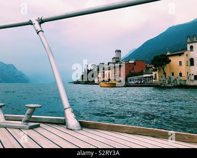 Blick auf Malcesine vom Boot Tour am Gardasee. Stockfoto