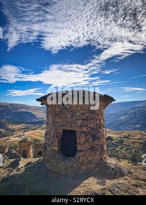 Ein Prä-inka Zivilisation Zivilisation Grab oder chullpa an ninamarka oder Ninamarca, Cusco Cusco Region, Paucartambo Provinz, Colquepata Bezirk, Peru Peru Südamerika. Stockfoto