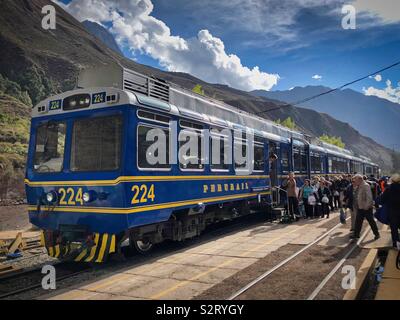 Die Fluggäste eine Perurail Zug Zug von Ollantaytambo nach Aguas Calientes (Machu Picchu Machu Picchu Pueblo), Peru Peru. Stockfoto