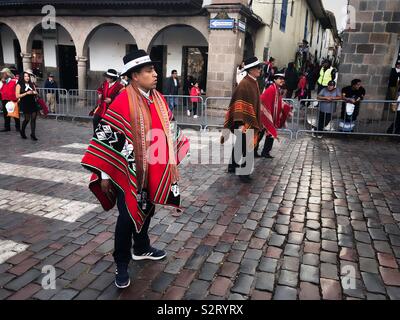 Farbenfrohe bunte traditionell gekleideten Arbeiter vorbereiten in der Plaza de Armas Cuzco Cuzco zu tanzen, zu feiern oder Inti Raymi Inti Raymi' rata Sun Festival für die Wintersonnenwende. Juni 2019. Stockfoto