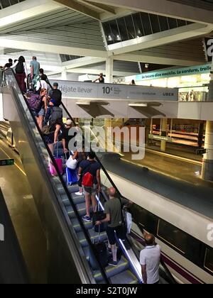 Passagiere auf einer Rolltreppe. Puerta de Atocha Bahnhof, Madrid, Spanien. Stockfoto