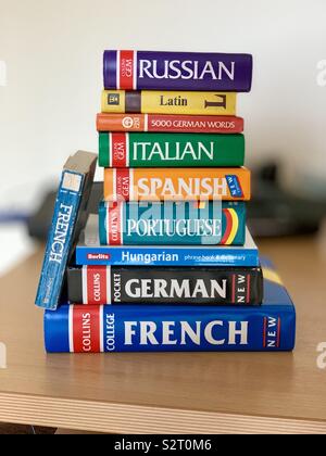 Ein Stapel von Englisch auf andere Wörterbücher. Stockfoto