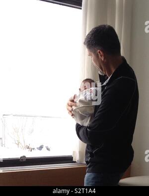 Neue Vater holding newborn baby im Krankenhaus Stockfoto