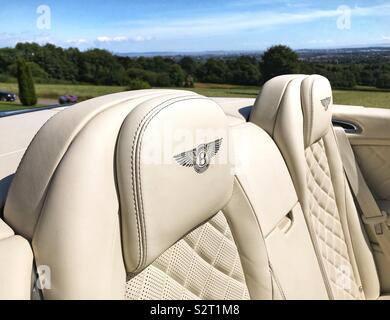 Bentley Logo auf der Rückseite der Ledersitze in einem Cabrio Stockfoto