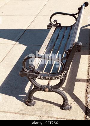 Aus Gusseisen und Holz Bank Stockfoto, Bild: 102800607 - Alamy