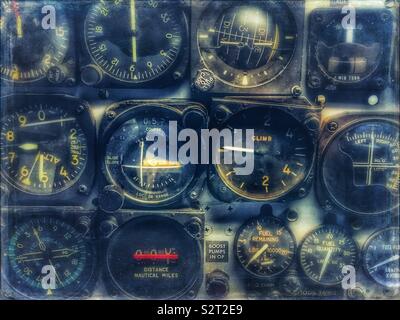 Panel von Anzeigen auf einem Vintage Military Aircraft Stockfoto