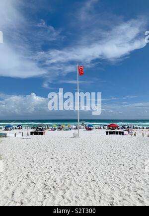 White Sand Beach in Florida mit red flag Warnung flags Flying Stockfoto