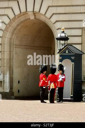 Guard am Buckingham Palace in London. Stockfoto