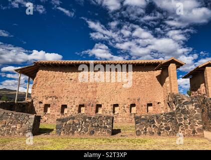 Ein Teil der Ruinen von Raqch' ich Raqchi Inka archäologische Stätte. Tempel von Wiracocha Viracocha Peru Peru. Stockfoto