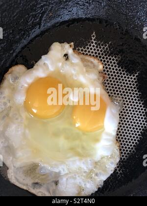 Zwei Eigelb in einem Ei, Zwillinge Stockfoto