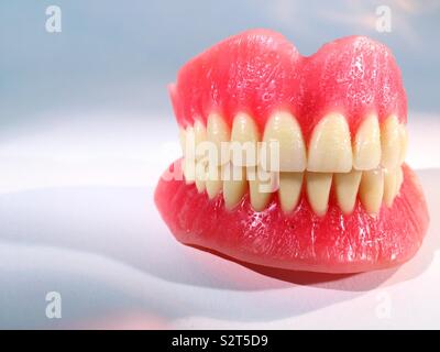 Nahaufnahme von einem vollständigen Satz von Zahnersatz auf weißem Hintergrund Stockfoto