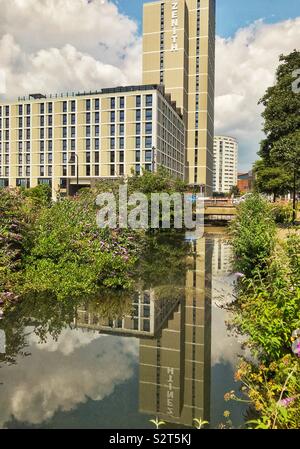 Neue studentische Unterkunft in Cardiff City Centre mit Reflexion im Wasser eines Kanals Stockfoto