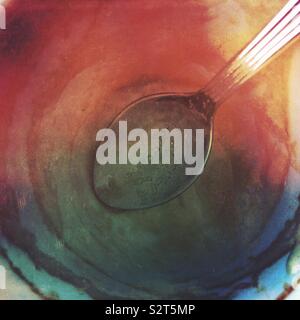 Eine leere Kaffeetasse mit Löffel schließen bis abstrakte farbiger Hintergrund - leer trinken Schale Stockfoto