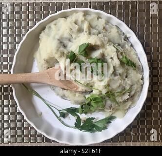 Cremige Knoblauch und Butter, Kartoffelpüree, garniert mit Petersilie. Stockfoto