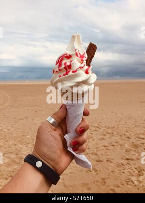 Weibliche Hand mit einem mr-Whippy-Eis Stockfoto