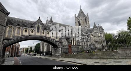 Die Brücke verbindet Mißerfolgs Kirche Kathedrale und der Dublina Museum in Dublin. Stockfoto