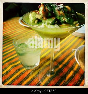 Shrimp Ceviche serviert in Martini-Glas mit Margarita-Cocktail im mexikanischen Restaurant Stockfoto