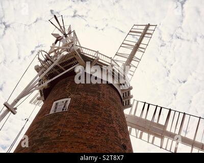 Ansicht von unten - Horsey Windpump, Norfolk Broads, East Anglia, England Stockfoto