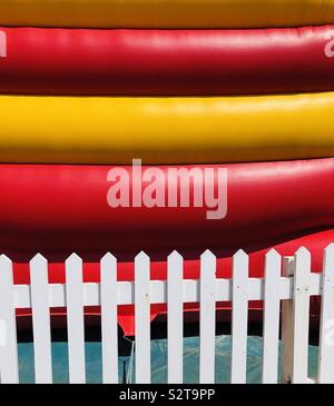 Abstrakte Linien in Rot, Gelb und Weiß Stockfoto