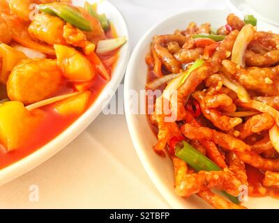 Chinesisches Essen mit süß-sauer Huhn und knackige Paprika Rindfleisch Stockfoto