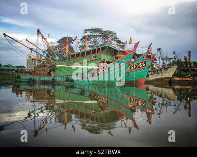 Angeln Boote auf dem Fluss Sarawak, Kuching, Sarawak, Malaysia Stockfoto