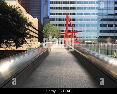 LOS ANGELES, Ca, May 2019: Blick über den Skywalk (Fußgängerbrücke) außerhalb des Westin Bonaventure Hotel in der Innenstadt, auf der Suche nach Büros mit Skulptur Garten sichtbar Stockfoto