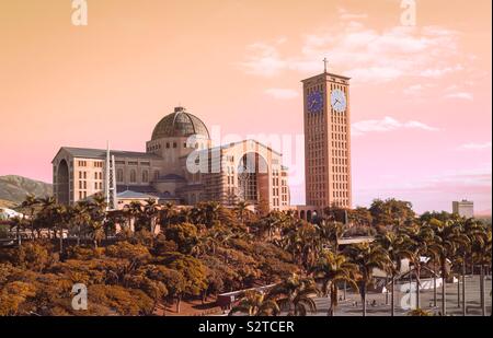 Aparecida do Norte, SP - Juli, 2019: Basilika zu Ehren Unserer Lieben Frau von Aparecida, der Schutzpatronin Brasiliens. Zweitgrößte katholische Gebäude der Welt. Stockfoto