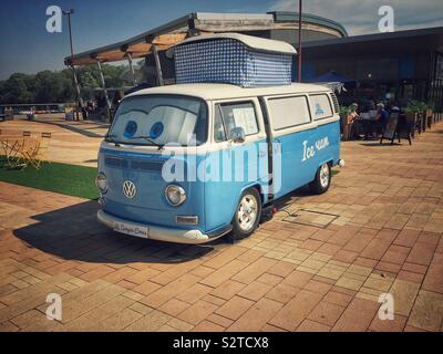 VW Wohnmobil umgewandelt in eine ice cream Van, Rushden Seen, Großbritannien Stockfoto