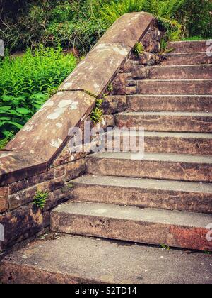 Alte Steintreppe in einem Garten. Stockfoto