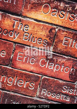 Detail der Wall of Fame außerhalb der Cavern Club in Liverpool. Stockfoto