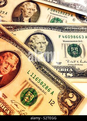Gruppe von uns zwei Dollar Scheine auf einem weißen Hintergrund, United States Stockfoto