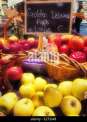 Weidenkorb Anzeige von Golden Delicious äpfel an Eataly, NYC, USA Stockfoto