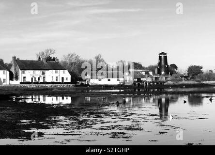 Friedliche Szene mit alten Langstone Mühle in Hampshire, von der Brücke in Hayling Island. Stockfoto