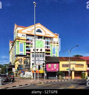 Jalan Main Bazaar, mit den bunten multi-Parkhaus, die Dienstleistungen der Waterfront Basar, Altstadt am Südufer des Flusses Sarawak, Kuching, Sarawak, Malaysia Stockfoto