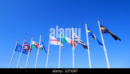 Wehenden Flaggen auf dem Summer Breeze. Fishguard Harbour, Goodwick Pembrokeshire, West Wales, UK. Stockfoto