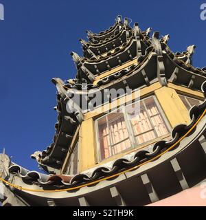 LOS ANGELES, Ca, May 2019: oben Pagode Gebäude in Chinatown, tief blauen Himmel im Hintergrund Stockfoto