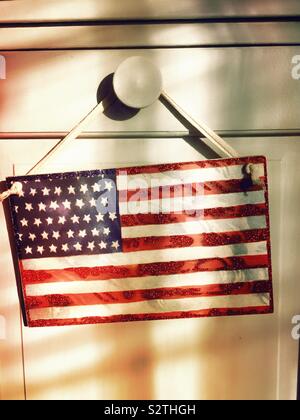 Dekorative Holz- Amerikanische Flagge hängen von den Türknauf in einem Wohnhaus, USA Stockfoto