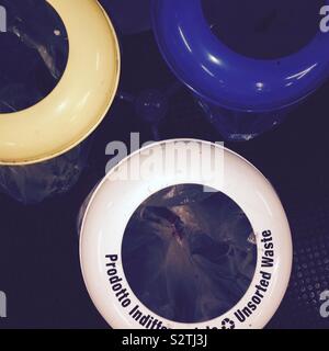 Abfalleimer in Mailand, Italien, 2019. Stockfoto