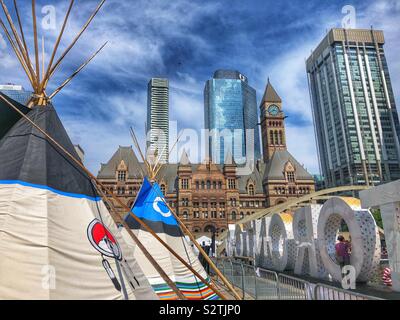 Eine erste Nation Feier am Nathan Phillips Square in Toronto, Kanada. Stockfoto
