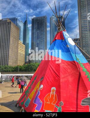Eine erste Nation Feier am Nathan Phillips Square in Toronto, Kanada. Stockfoto