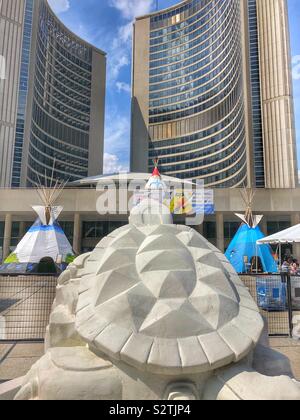 First Nation Feier am Nathan Phillips Square in Toronto, Kanada (Turtle Island). Stockfoto