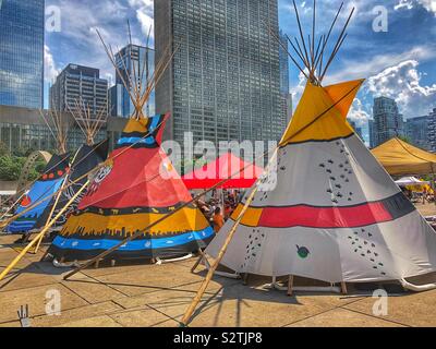 Eine erste Nation Feier am Nathan Phillips Square in Toronto, Kanada. Stockfoto