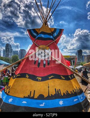 Eine erste Nation Feier am Nathan Phillips Square in Toronto, Kanada. Stockfoto