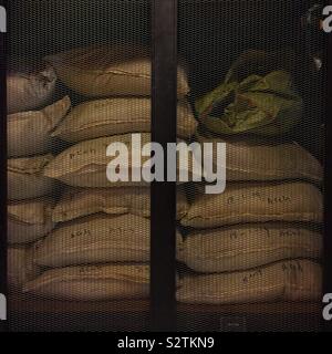 Kaffeebohnen gespeichert vor der Röstung bei Antipodean Café, Restaurant in Kuala Lumpur, Malaysia, dass seine Kaffeebohnen direkt von kleinen-holding Winzer und braten sie in-house Stockfoto