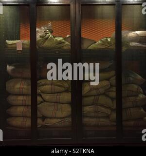 Kaffeebohnen gespeichert vor der Röstung bei Antipodean Café, Restaurant in Kuala Lumpur, Malaysia, dass seine Kaffeebohnen direkt von kleinen-holding Winzer und braten sie in-house Stockfoto