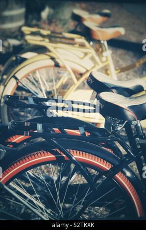 Schwarz und Gelb vintage Fahrräder in einer Reihe ausgerichtet Stockfoto