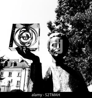 Warschau Polen Statue von edlen Preisgekrönte Wissenschaftlerin Marie Curie Holding ein Modell der Hanauer atom Po 84 Stockfoto